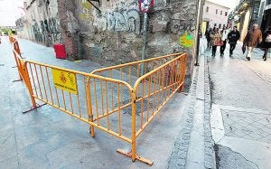 Vallas instaladas junto al Colegio de la Seda para evitar caída de cascotes. / Jesús Signes/