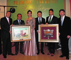 Las autoridades posan tras el acto de entrega de los premios taurinos de Porcelanosa, ayer. ::
GABI UTIEL/