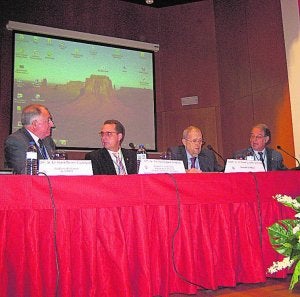 Mesa presidencial del acto de la RACV en el Ateneo. /
LP/