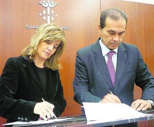 La alcaldesa y el presidente del club firman el acuerdo para el Luis Suñer Picó. ::
LP/