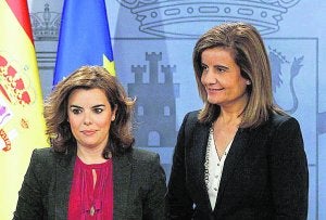 La vicepresidenta Sáenz de Santamaría y la ministra de Empleo, Fátima Báñez. / Susana Vera / Reuters/