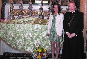 El arzobispo Carlos Osoro y Marta Agustín, junto al manto de la Virgen. / LP/