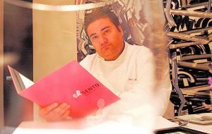 Raúl Aleixandre, en el restaurante Ca Sento. / Damián Torres/