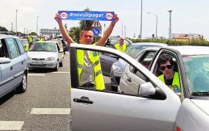 Algunos de los participantes en la protesta, ayer, en un peaje de Barcelona. / T. Garriga / Efe/
