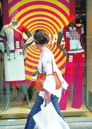 Una mujer observa el escaparate de un comercio. :: I. ONANDIA/