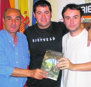 A la derecha, los autores Vicent Cervera y Òscar Martí. ::
LP/