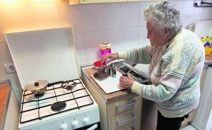 Paquita Torres, una anciana que vive sola y tiene teleasistencia. / Damián Torres/