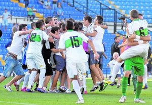 Los jugadores del Ilicitano celebran el ascenso. ::
DANIEL MADRIGAL/