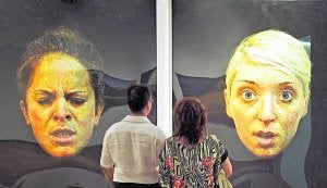 Los retratos que componen la obra 'Proceso de una ausencia', del artista Javier Palacios. ::
RAFA MOLINA/