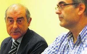 Novo, izquierda, ayer durante la presentación del acuerdo en la que le acompañó el jefe de recursos humanos, Andrés Bernabé. :: LP/