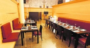 Mobiliario de lujo. En la obra se tiró la casa por la ventana. El precio de las colchonetas de los bancos oscilan entre los 335 y los 285 euros cada una. El carro de los postres, 843 euros. :: JESÚS SIGNES/