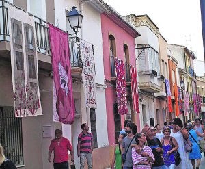 Vecinos, visitantes y artistas el día de la inauguración de Art al Vent en Gata de Gorgos. :: ART AL VENT/