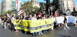 Algunos de los manifestantes que ayer protestaron frente a las puertas del IES Luis Vives. :: IRENE MARSILLA/