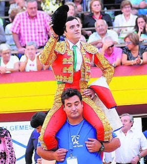 Pascual Javier y Francisco Damas, dos de los valencianos que han triunfado con fuerza en la Setmana Taurina de Algemesí. ::
MATEO/