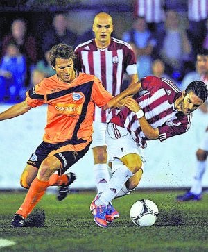 Un lance del partido disputado anoche en Manises. :: IOSU ONANDIA/
