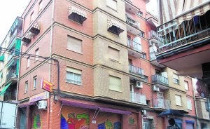 Edificio de la calle del Maestro Fernando Martín donde ocurrieron los hechos. / Damián Torres/