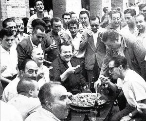Orson Welles, sonriente y cuchara en mano, se dispone a dar buena cuenta de la paella. ::
CANITO/