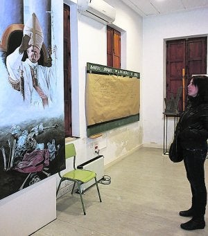 Una joven contempla el cuadro motivo de la polémica. ::
R. B./