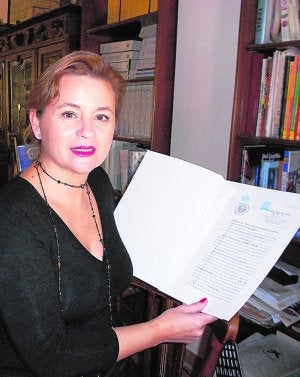 La concejala Pepa Ivorra, con el acta notarial. / LP/