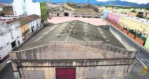 Almoines repara la cubierta de la fábrica y en breve rehabilitará el interior del recinto con una ayuda de 100.000 euros. ::
JUANTXO RIBES/