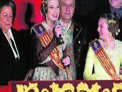 Discurso de la fallera mayor de Valencia, Begoña Jiménez, ante la mirada de Carla González, el president Fabra, la alcaldesa Barberá y el concejal Lledó. :: JUANJO MONZÓ/
