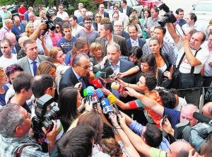 Carlos Fabra, rodeado de periodistas, en una imagen de archivo. :: PAU BELLIDO/
