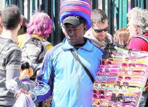 Un vendedor ambulante, estas pasadas Fallas en Valencia. :: JESÚS SIGNES/