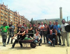 Voluntarios de la limpieza del solar, ayer por la mañana. :: LP/