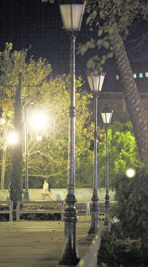 Farolas apagadas en la gran vía. :: JUAN J. MONZÓ/