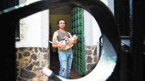 Ángel Blasco con su perra 'Meidei', ayer, en la puerta de su casa. :: DAMIÁN TORRES/