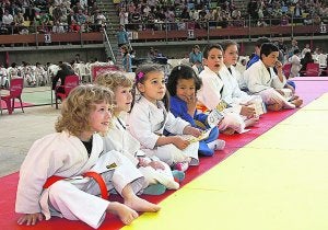 Alumnos de judo durante una de las exhibiciones. ::
LP/
