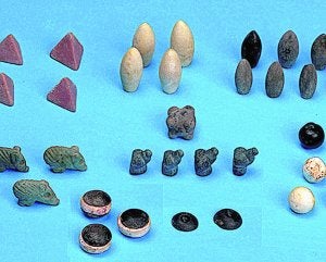 Las sofisticadas fichas del milenario juego de mesa hallado en una tumba en Turquía. :: HALUK SAGLAMTIMUR/