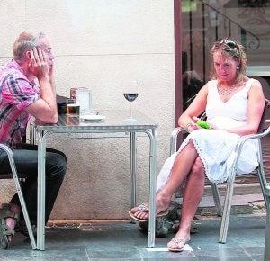 Terraza en una calle de Valencia. :: IRENE MARSILLA/