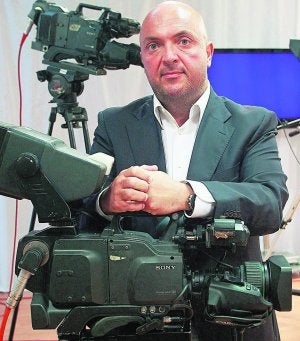 El periodista Nacho Cotino, en las instalaciones de TV Mediterráneo. :: IRENE MARSILLA/