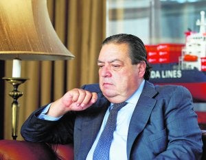 Vicente Boluda, presidente de AVE, en el despacho de su empresa durante dos momentos de la entrevista. :: JESÚS SIGNES/