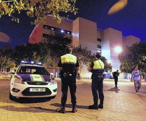 Dos agentes realizan un control en Tarongers. :: JESÚS SIGNES/