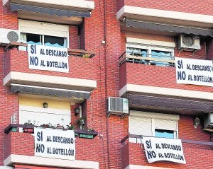 Protesta vecinal contra el botellón en el barrio de Cruz Cubierta. :: JESÚS SIGNES/