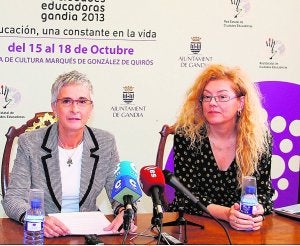 La concejala Laporta y la catedrática Marcela González, ayer en la rueda de prensa. ::
JUANJO PERET/