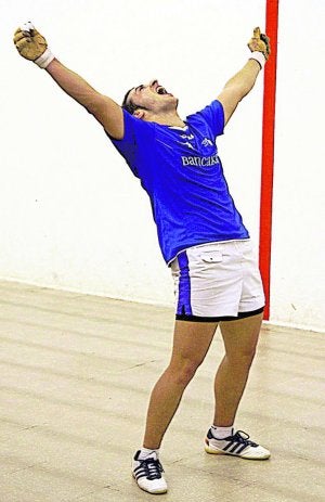 Moncho levanta los brazos tras derrotar a Moltó . :: EL ZURDO/