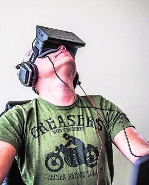 Un joven, con las gafas de realidad virtual. ::
LP/