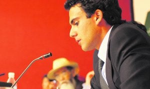 El profesor José Elías Esteve, durante una de sus charlas en compañía de miembros del Comité de Apoyo al Tíbet. :: CARLOS SÁNCHEZ/