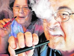 Una pareja inhala vapor a través de sus cigarrillos electrónicos. :: SETH PERLMAN / AP/