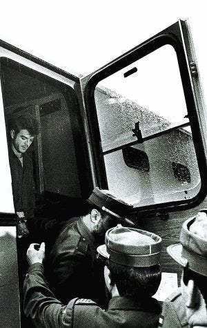 Miguel Ricart, a finales de los 90, transportado en un furgón desde la cárcel. ::
JOSÉ MARÍN/