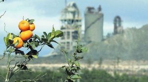 Detalle de los hornos de la fábrica de cemento de Alicante, al fondo, desde la finca El Clotet. :: EFE-MORELL/