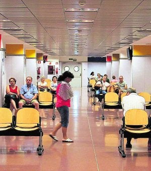 Sala de espera del Hospital de Manises. :: J. MONZO/