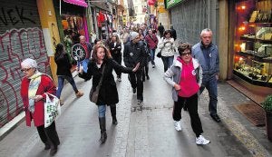 Un grupo de cruceristas, con una guía turística, visitan la ciudad. :: IRENE MARSILLA/