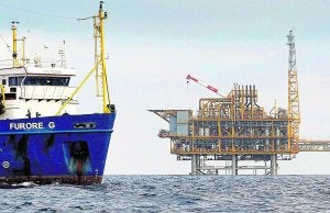 Un barco pasa junto a la plataforma de gas situada frente a la costa de Vinaròs. ::
LLUIS GENE / AFP/