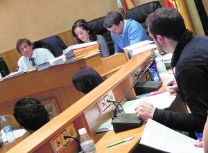 El alcalde de Paterna, Lorenzo Agustí, debate con el portavoz de EUPV, Javier Parra, sobre el proyecto de la zona franca. Ayer. ::
D. V./