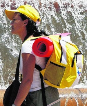Una participante en las jornadas con el pack del peregrino. :: EFE/