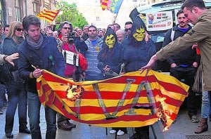 Momento en el que se quemó una cuatribarrada. :: JUAN J. MONZÓ/